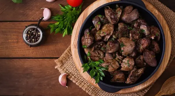 Smażona wątróbka drobiowa z pietruszką, czosnkiem i pieprzem. Wątróbka drobiowa właściwości odżywcze czynią ją zdrowym posiłkiem.