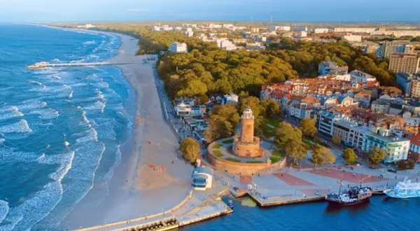 Widok na wybrzeże Bałtyku z plażą, molo, latarnią morską i miastem. To piękne wyspy na Bałtyku, gdzie można podziwiać architekturę i morze.