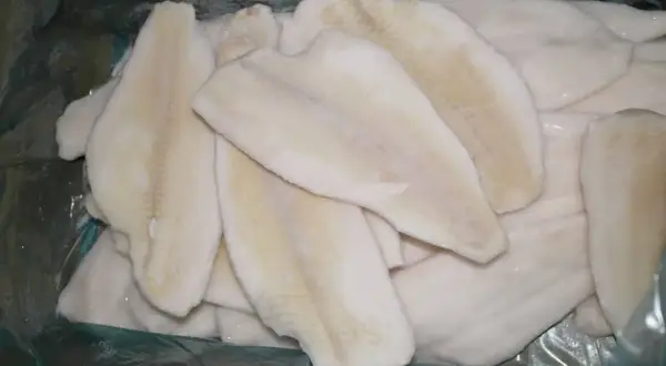 Mrożone filety rybne, w tym limanda, są zdrowym wyborem. Delikatne, białe mięso ryby wygląda apetycznie.