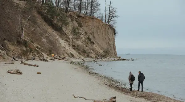 Bałtyk bez pływów? Co naprawdę zmienia poziom wody na plaży