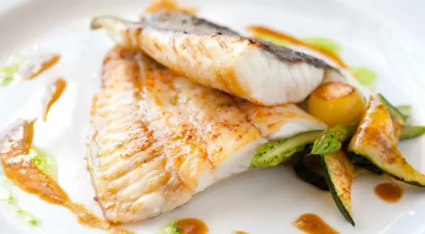 Delikatny turbot smakuje wybornie z pieczonymi warzywami i aromatycznym sosem.