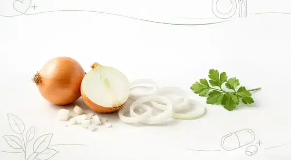 Cała i przekrojona cebula, pokrojona w krążki i kostkę, z gałązką pietruszki. Czy cebula jest zdrowa? Tak, to naturalny lek.