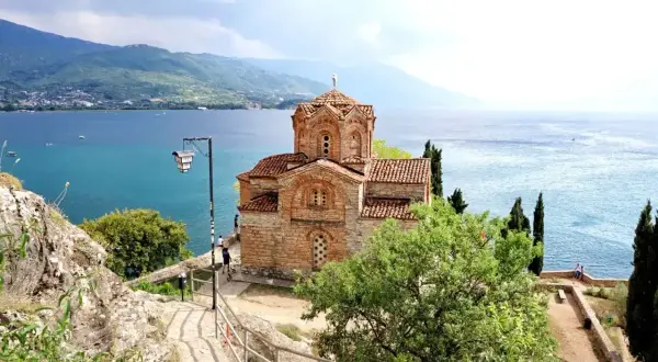 Kościół na klifie nad jeziorem Ochrydzkim, Macedonia. Widok na błękitne morze i góry.