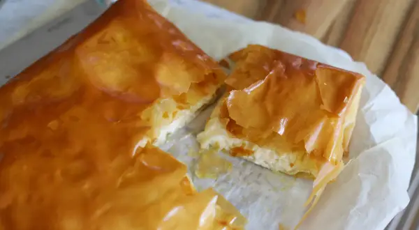 Złocisty, chrupiący burek w Turcji, z delikatnym, serowym nadzieniem. Idealny na śniadanie.
