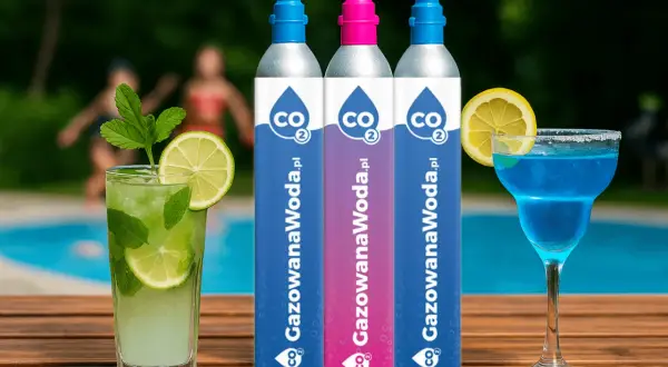 Orzeźwiające drinki i wódka z wodą gazowaną na drewnianym blacie przy basenie.