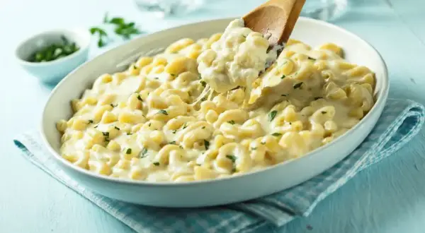 Pyszny przepis na mac and cheese z ciągnącym się serem i posiekaną natką pietruszki. Idealny na rodzinny obiad.