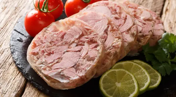 Kruche plastry salcesonu z pomidorami i limonką. Czy salceson jest zdrowy? Zależy od składników i sposobu przygotowania.
