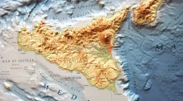 Morze między Włochami a Chorwacją, widok na Sycylię i Kalabrię. Widać wulkan Etna.