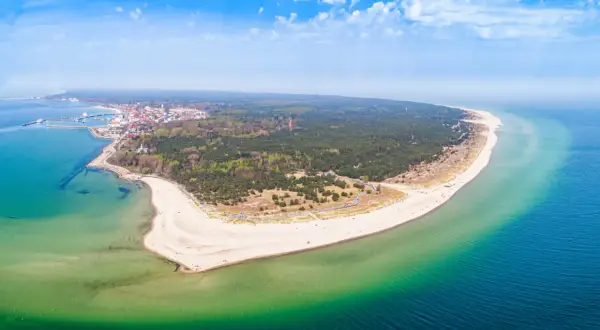 Półwysep Helski z miasteczkiem, plażą i lasem. To idealne miejsce, do jakich miast nad morzem można dojechać pociągiem.