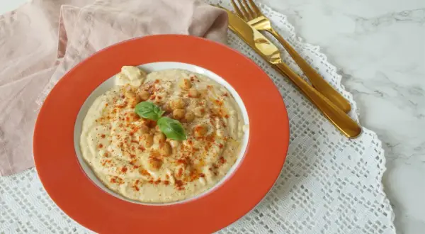 Pyszny, kremowy hummus z ciecierzycą i papryką, idealny do podania. Prosty przepis na domowy hummus.