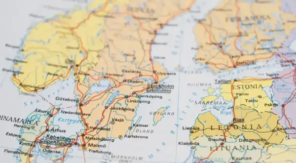 Mapa Europy Północnej z zaznaczonym Bałtykiem. Widoczna wyspa na Bałtyku, Gotlandia, oraz kraje takie jak Szwecja, Finlandia, Estonia, Łotwa i Litwa.