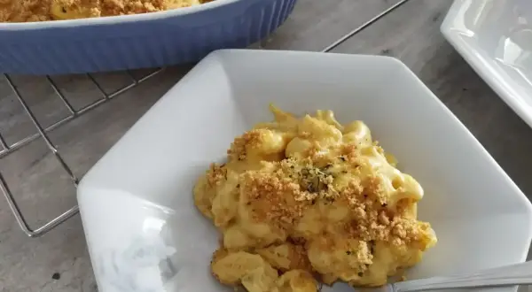 Pyszne mac and cheese z chrupiącą posypką. Jaki ser do mac and cheese? Ten wygląda idealnie!