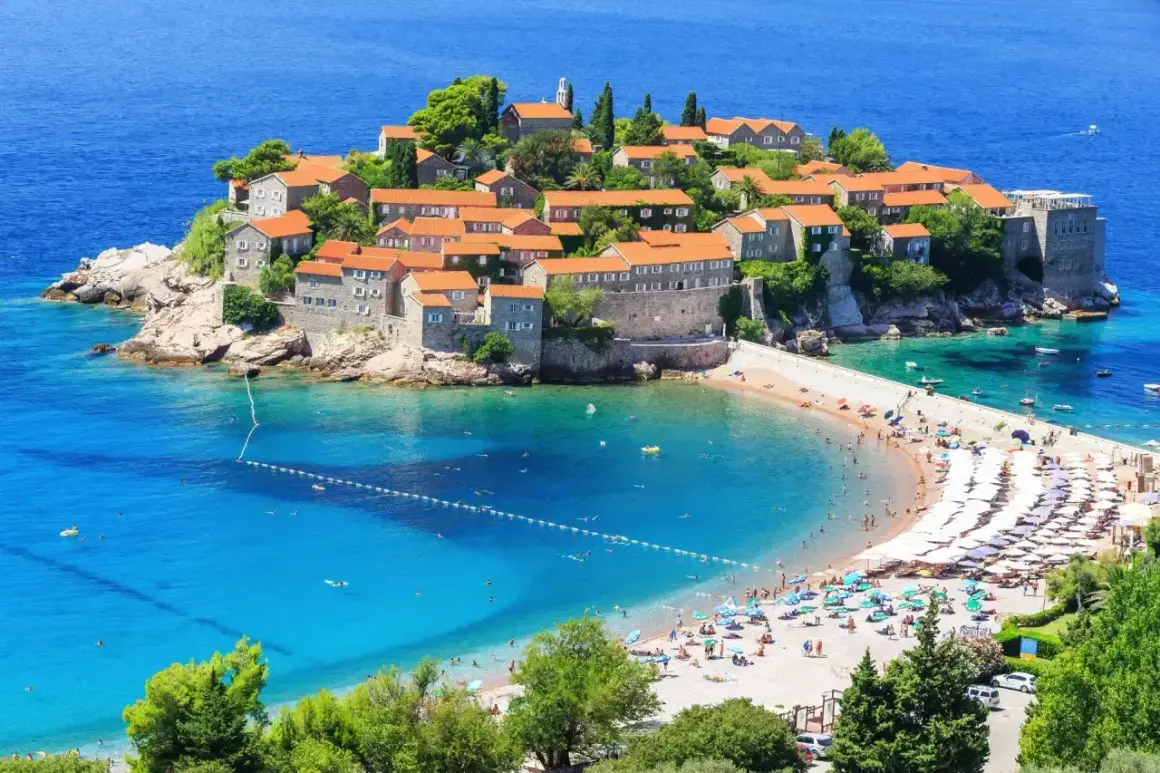 Sveti Stefan, Czarnogóra: jakie morze? Turkusowe wody Adriatyku otaczają wyspę z kamiennymi domkami i piaszczystą plażą pełną turystów.