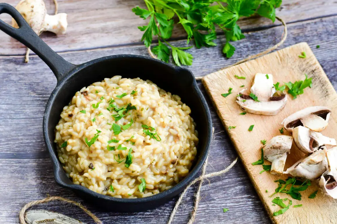 Kremowe risotto z grzybami, posypane natką pietruszki. Idealny risotto przepis podstawowy na pyszny obiad.