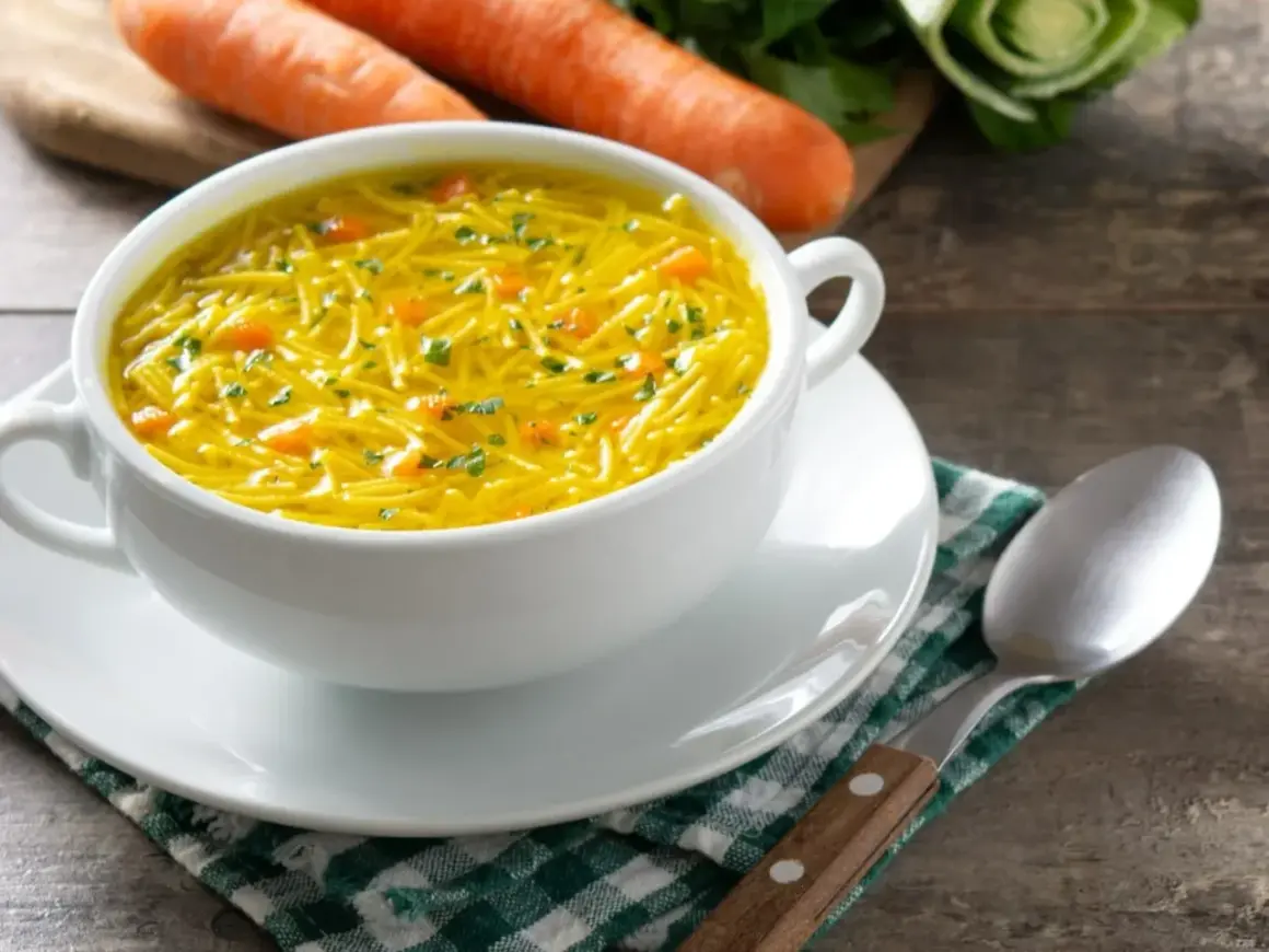 Aromaticzny rosół z makaronem i marchewką, idealny na chłodne dni. Odrobina octu do rosołu podkreśli jego smak.