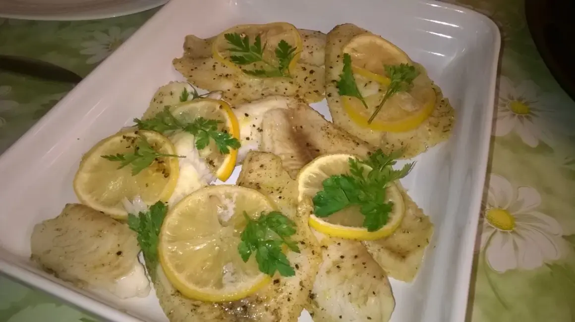 Filety z tilapii z cytryną i pietruszką. Czy tilapia ma ości? Zazwyczaj nie, co czyni ją idealną rybą na obiad.