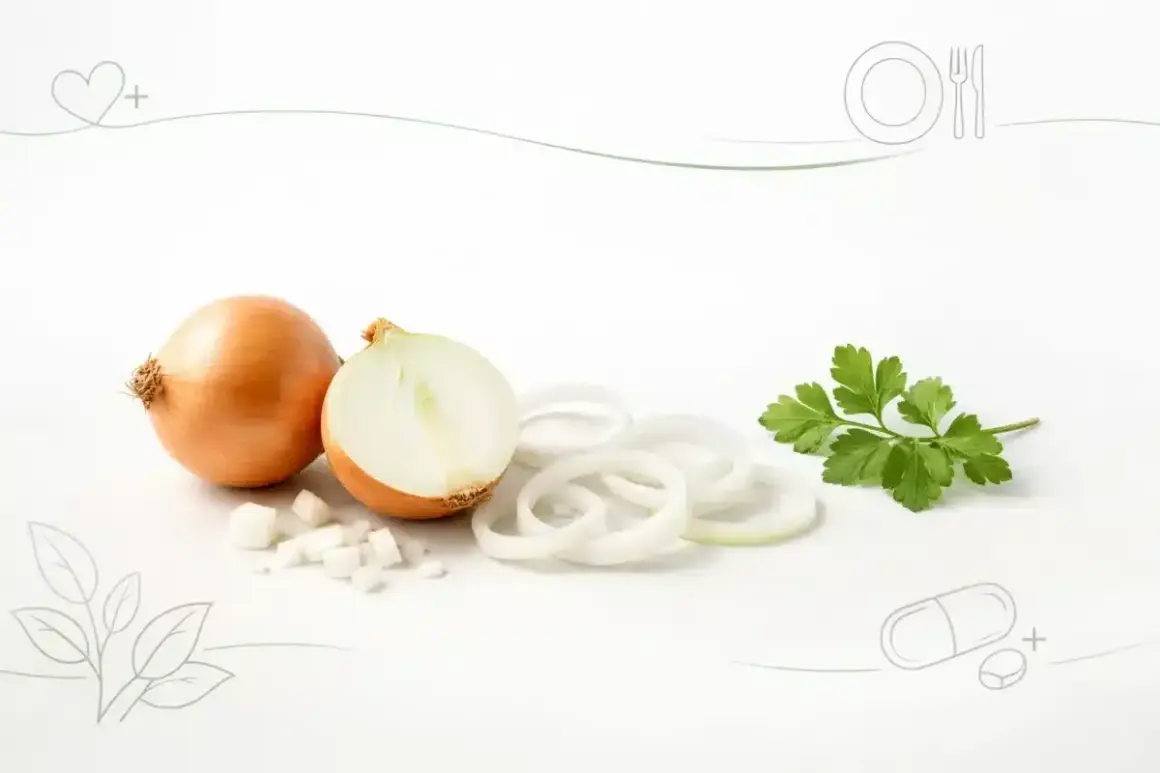 Cała i przekrojona cebula, pokrojona w krążki i kostkę, z gałązką pietruszki. Czy cebula jest zdrowa? Tak, to naturalny lek.