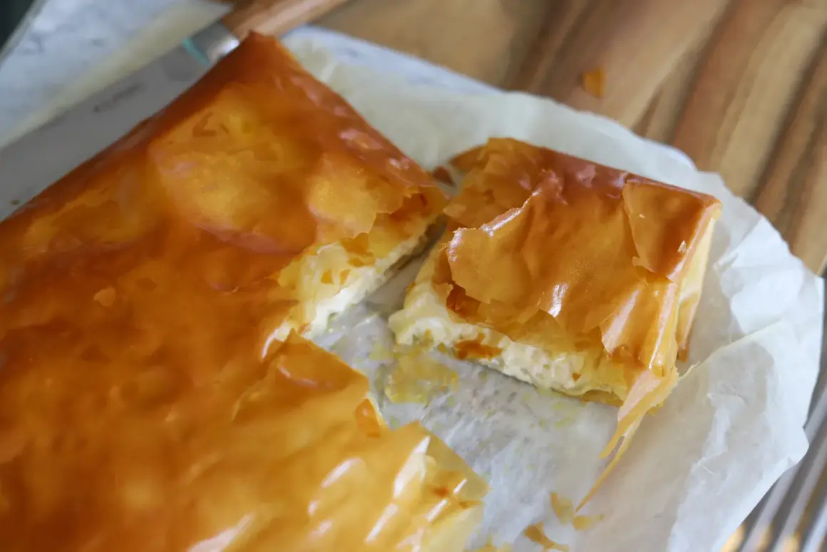 Złocisty, chrupiący burek w Turcji, z delikatnym, serowym nadzieniem. Idealny na śniadanie.
