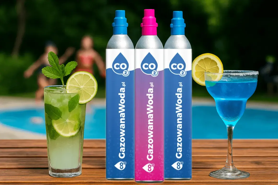Orzeźwiające drinki i wódka z wodą gazowaną na drewnianym blacie przy basenie.