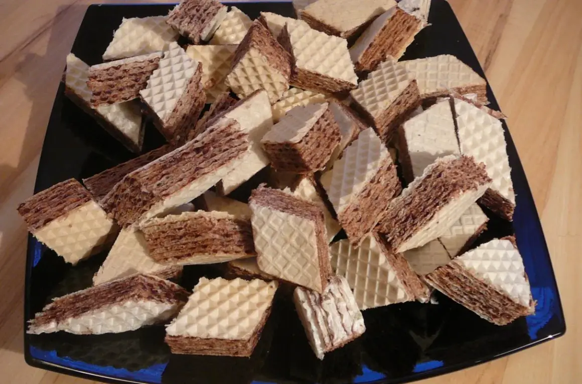 Kruche wafle przełożone kremem kakaowym, gotowe do podania. Idealne do kawy, jak w prostym piszinger przepisie.