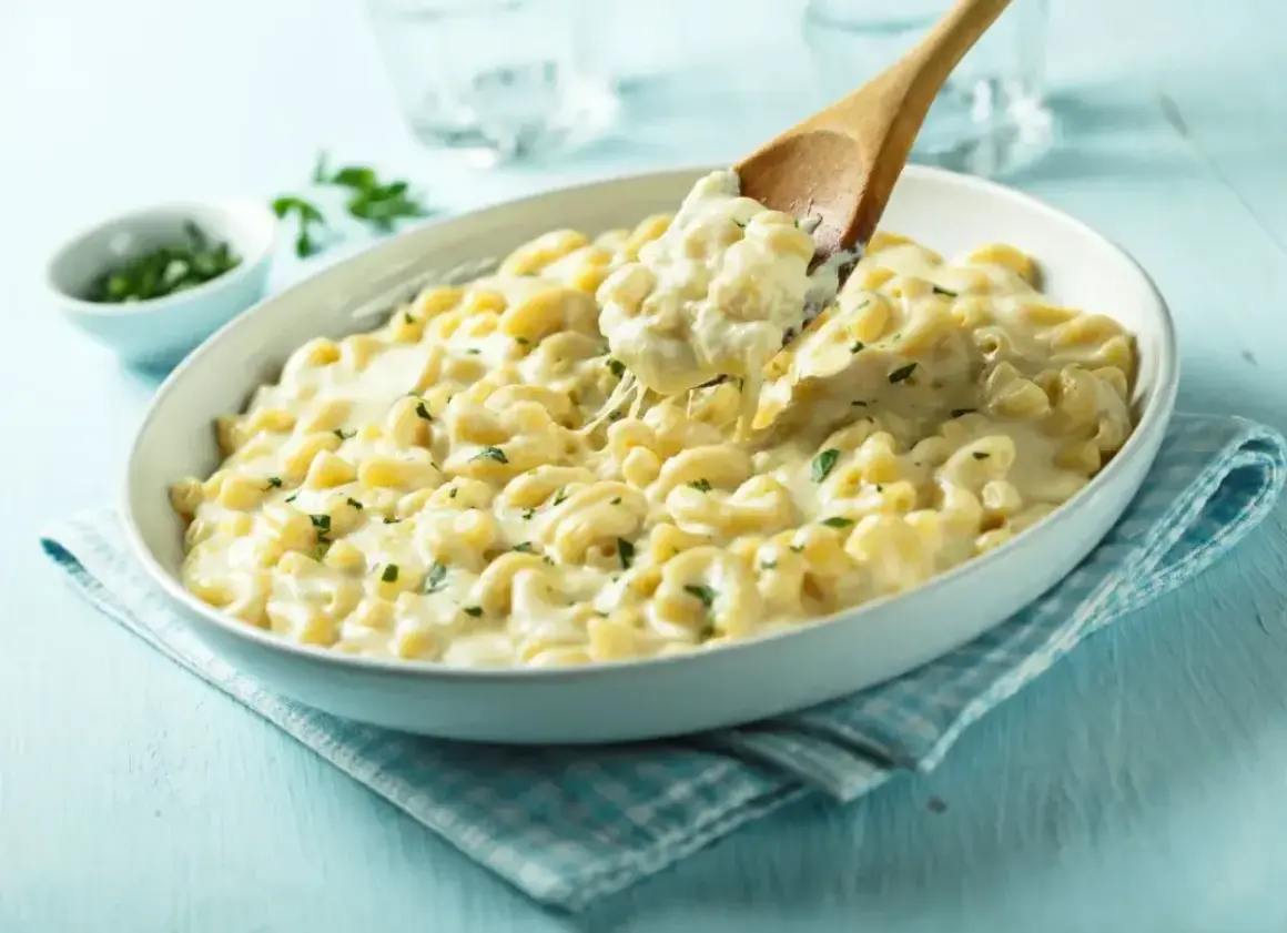 Pyszny przepis na mac and cheese z ciągnącym się serem i posiekaną natką pietruszki. Idealny na rodzinny obiad.