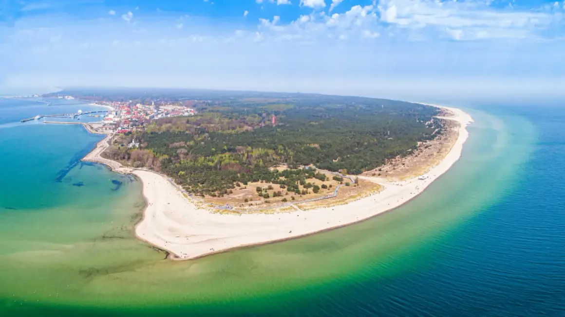 Półwysep Helski z miasteczkiem, plażą i lasem. To idealne miejsce, do jakich miast nad morzem można dojechać pociągiem.