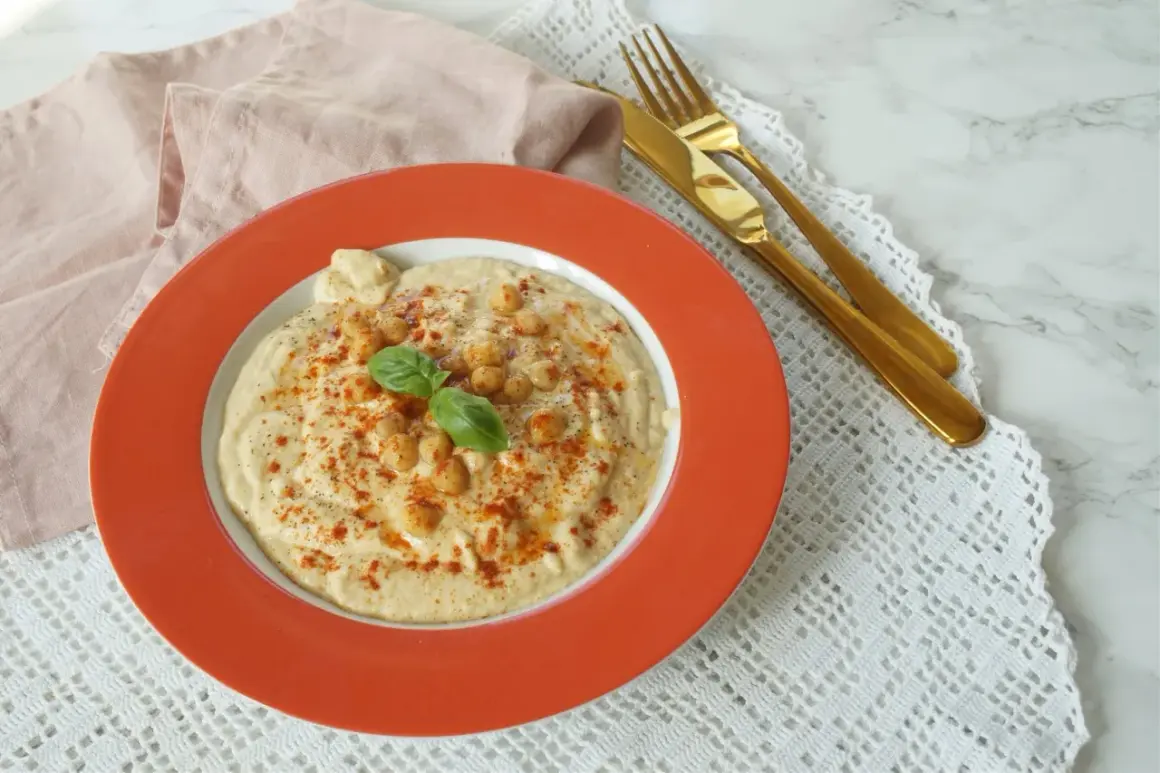 Pyszny, kremowy hummus z ciecierzycą i papryką, idealny do podania. Prosty przepis na domowy hummus.