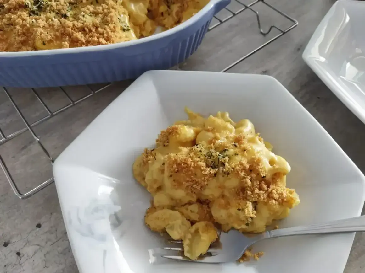 Pyszne mac and cheese z chrupiącą posypką. Jaki ser do mac and cheese? Ten wygląda idealnie!