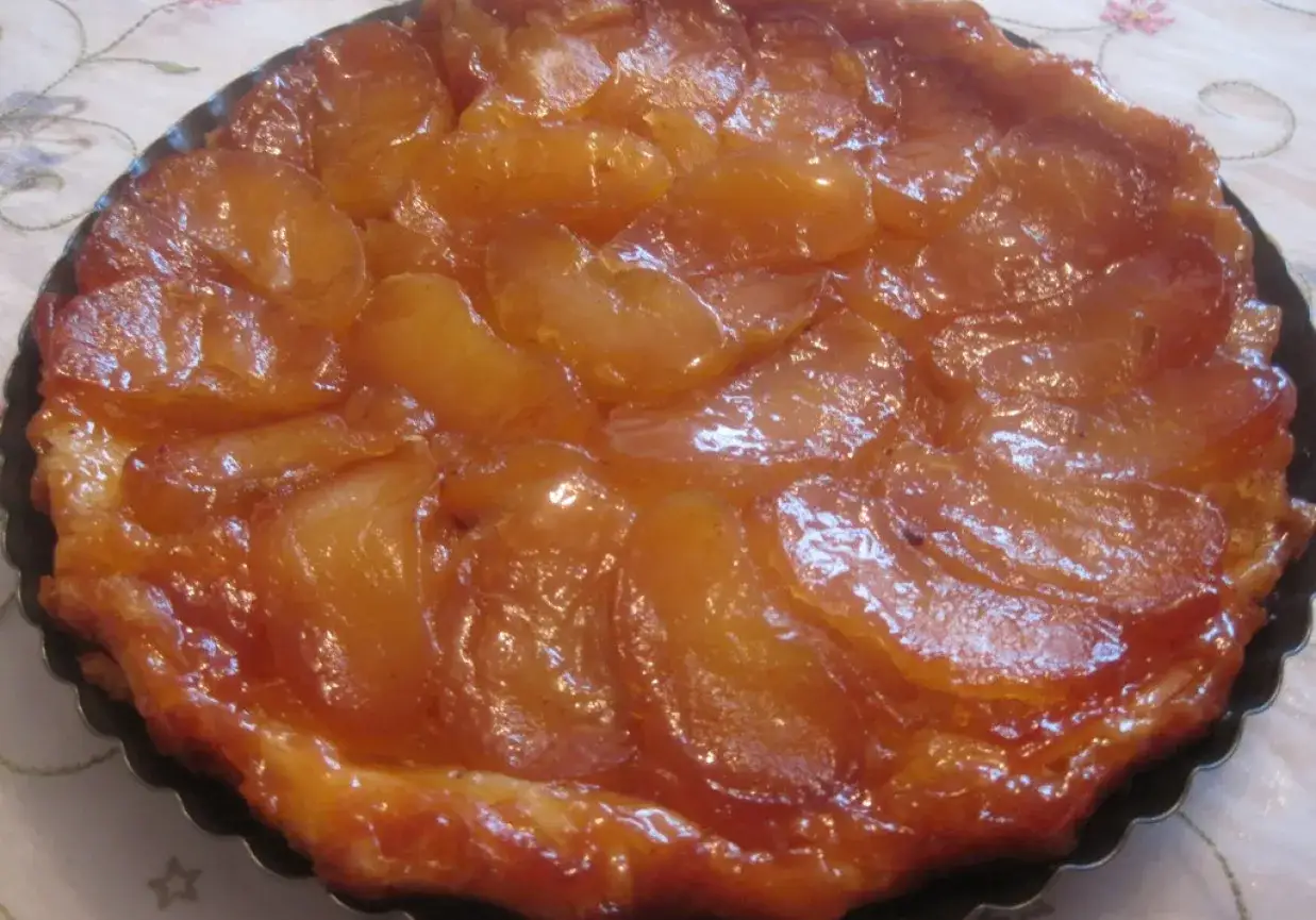 Złocista tarta tatin z jabłkami, idealna na deser. Ten przepis na tartę tatin jest prosty i pyszny.