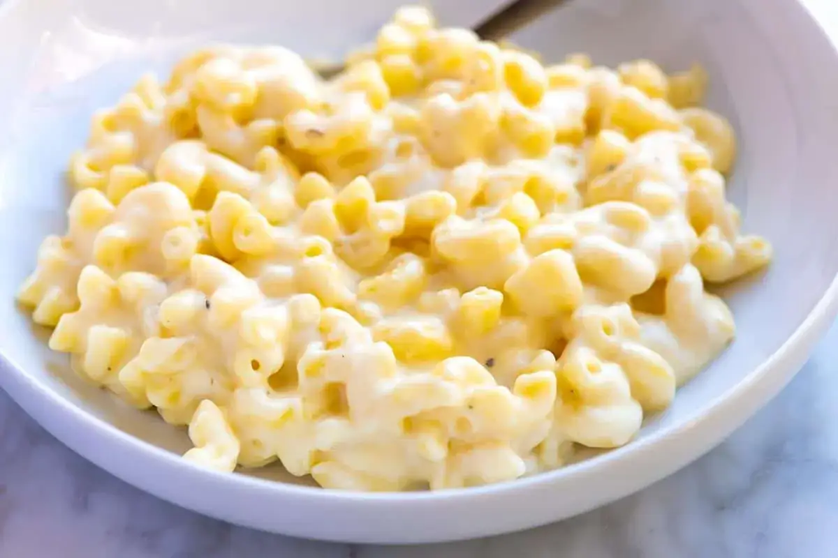 Kremowe, puszyste mac and cheese, idealne z serem cheddar. Pyszne danie, które każdy powinien spróbować!