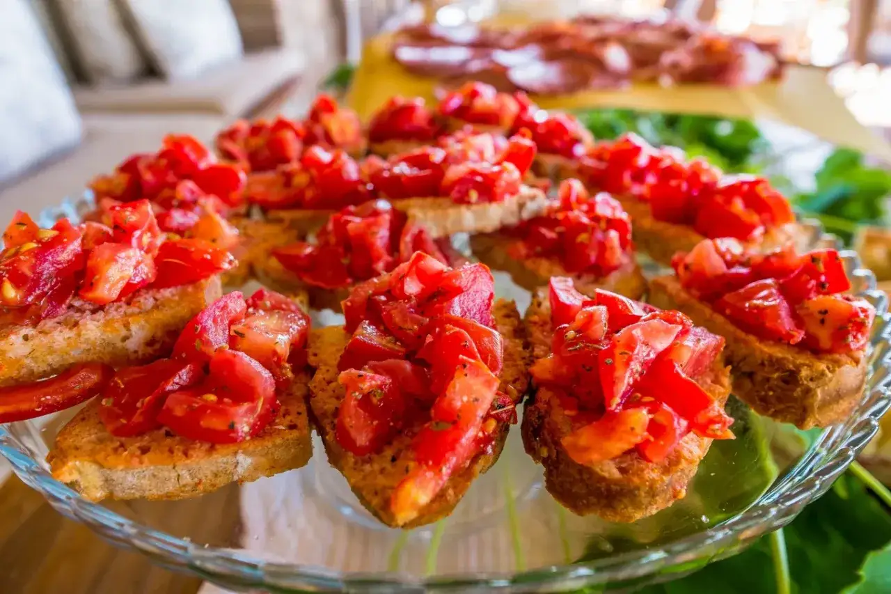 Bruschetta oryginalny przepis: chrupiące grzanki z pomidorami, czosnkiem i bazylią. Idealna przekąska na lato.