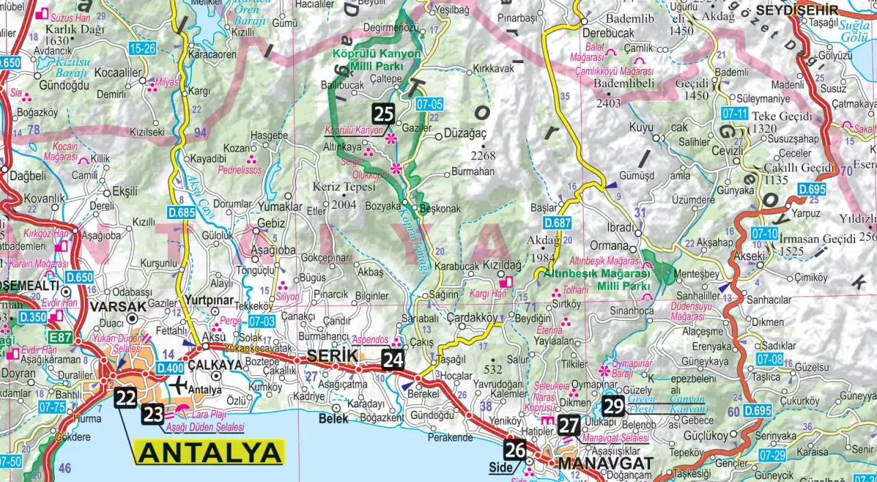 Antalya i okolice, widok na wybrzeże Morza Śródziemnego w Turcji.