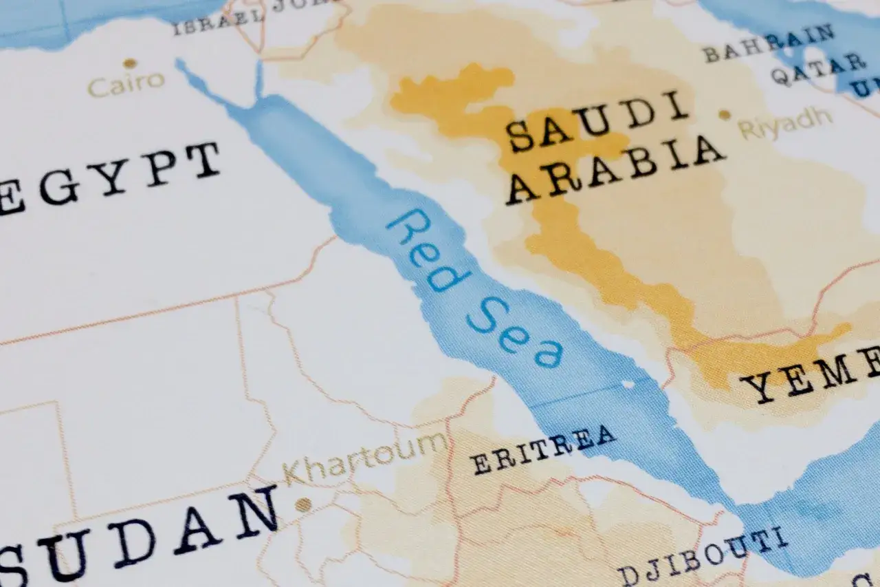 Mapa pokazuje Egipt, Sudan i Arabię Saudyjską nad Morzem Czerwonym.