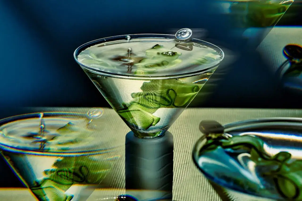 Elegancki drink w domu, z plasterkami ogórka i ozdobą w kształcie księżyca.