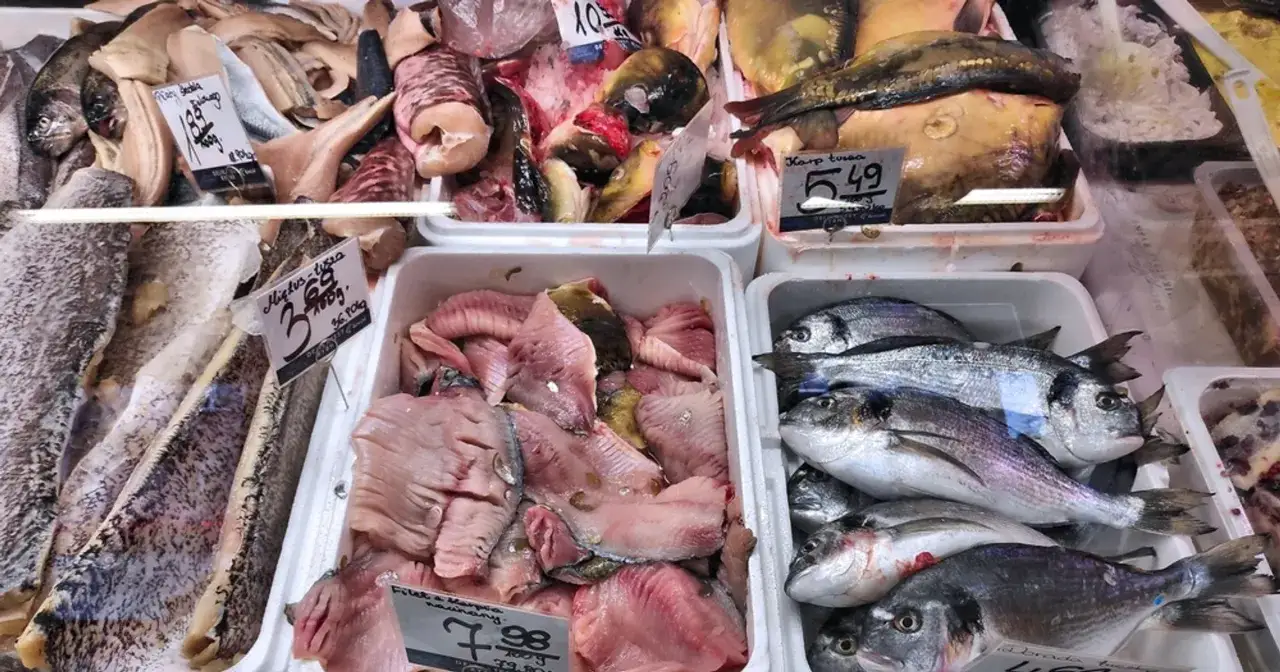 Tania ryba na targu: świeże filety, całe ryby i kawałki. Widać ceny od 3,69 zł za 100g.