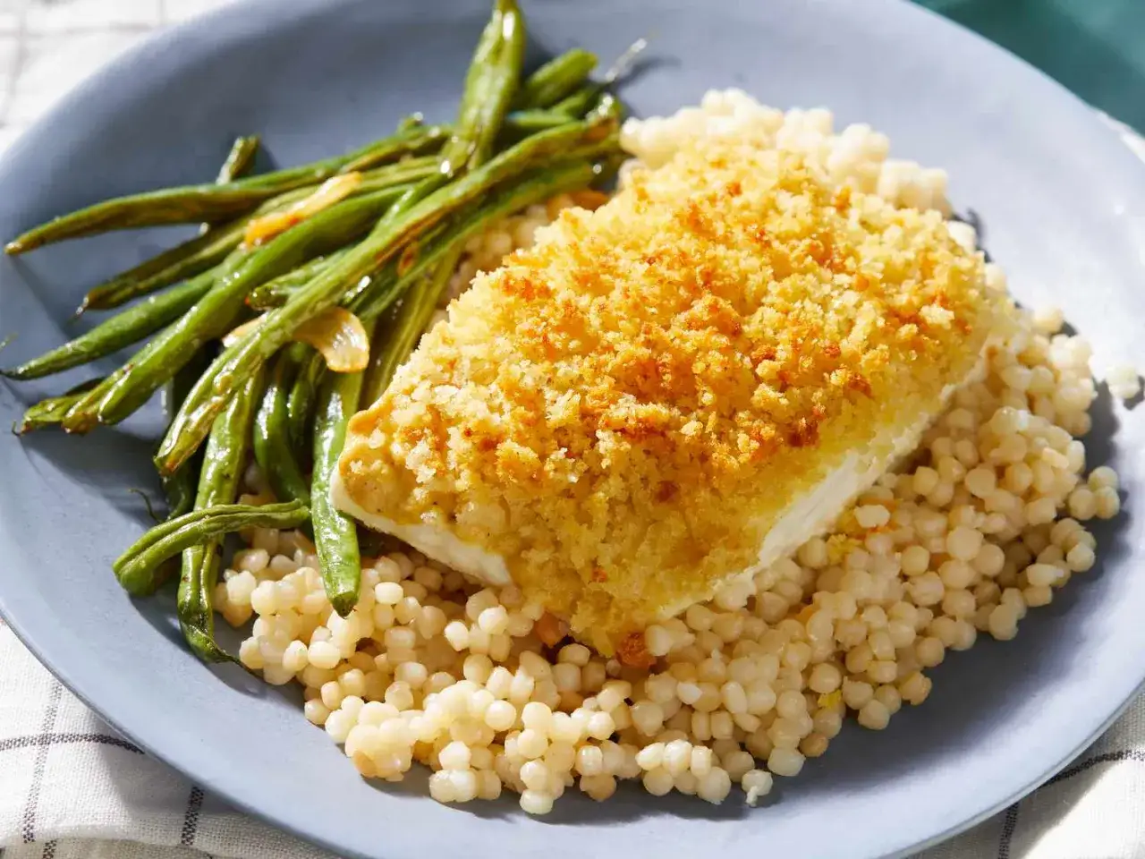 Pieczony halibut w panierce na kaszy z fasolką szparagową. Czy halibut jest zdrowy? Tak, to pyszne i zdrowe danie.