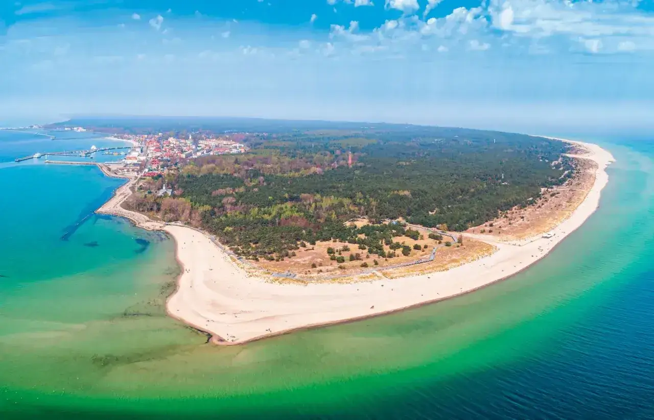 Półwysep Helski zachwyca szerokością plaż i lasów. Widok na miasto i morze.