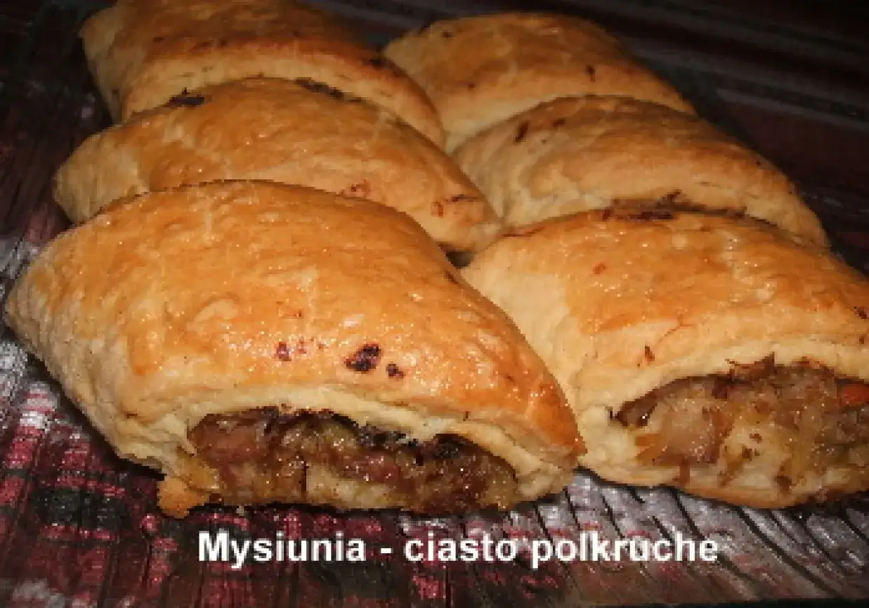Złociste paszteciki z ciasta półkruchego ze śmietaną, wypełnione aromatycznym farszem. Idealne na przekąskę.