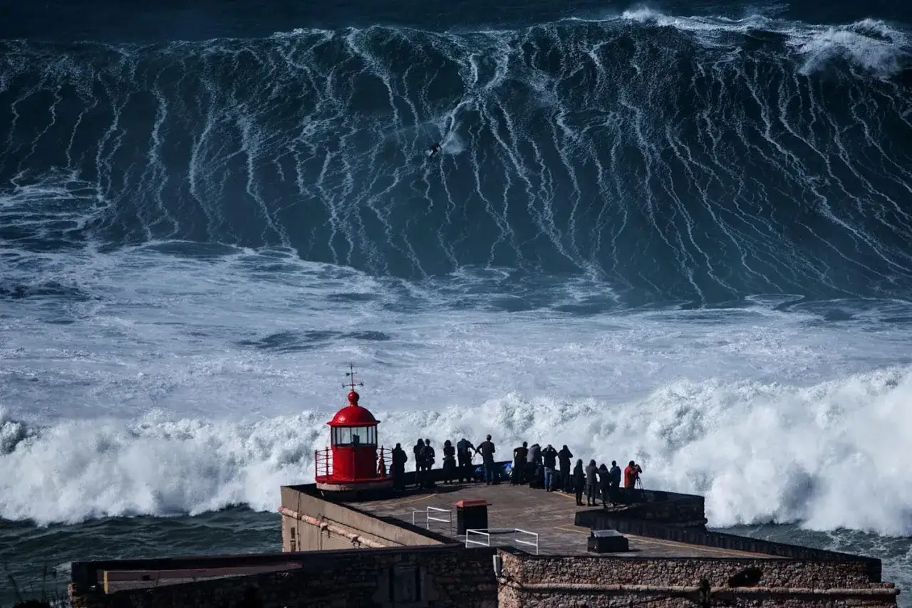 Surfing Portugalia Nazaré fale