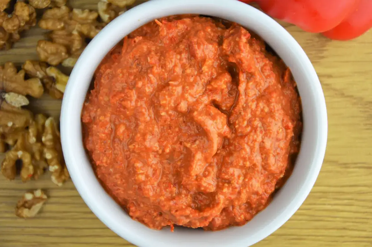 Aksamitna pasta z pieczonej papryki, orzechów i czosnku, idealna do smarowania pieczywa.