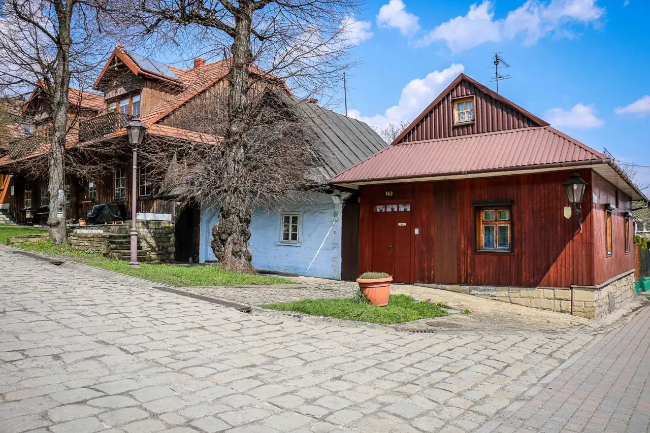 Kamienne uliczki i drewniane domy tworzą urokliwy krajobraz Lanckorony, miasta aniołów.
