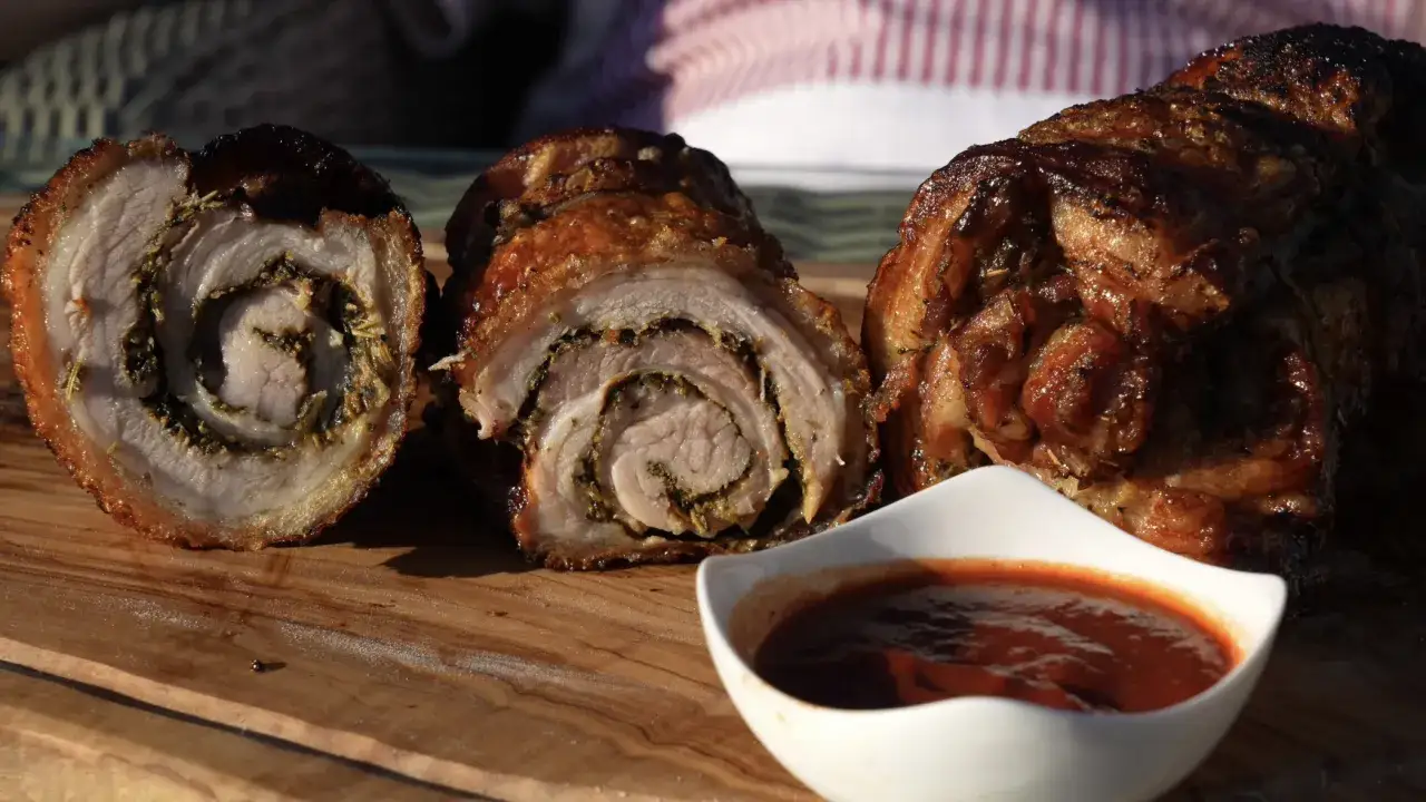 Soczysta porchetta z chrupiącą skórką, idealna na rodzinny obiad. Ten przepis na porchettę zachwyci każdego!