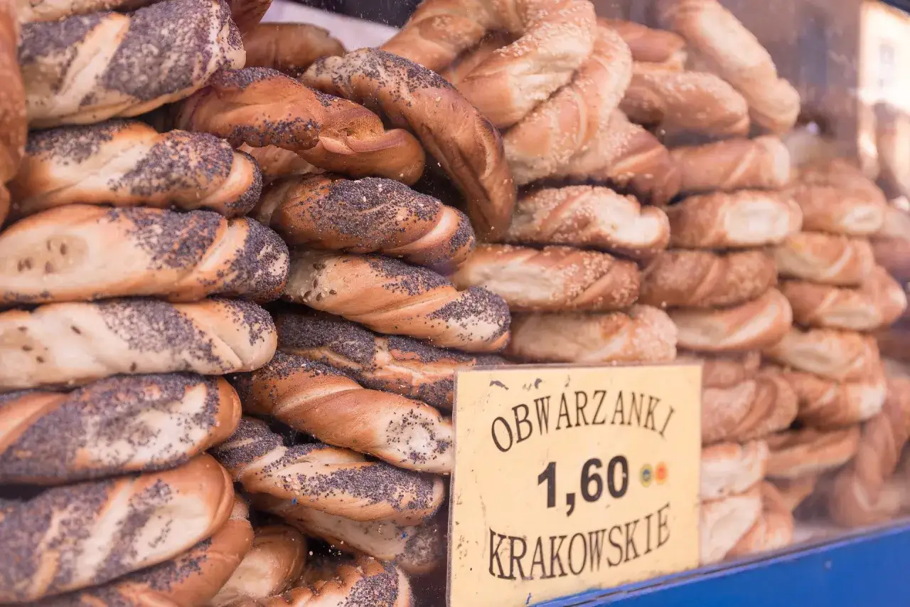 Obwarzanki krakowskie, czyli co zjeść w Krakowie. Pyszne, posypane makiem i sezamem, czekają na Ciebie!