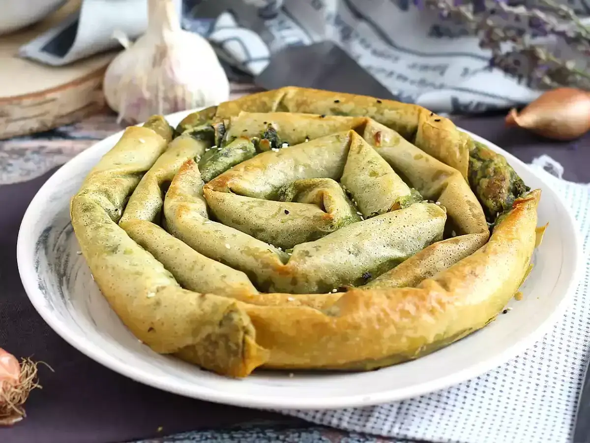 Złocisty, zielony burek w kształcie ślimaka, pełen aromatycznego nadzienia. To pyszne danie, które warto poznać, jeśli zastanawiasz się, co to jest burek w Turcji.