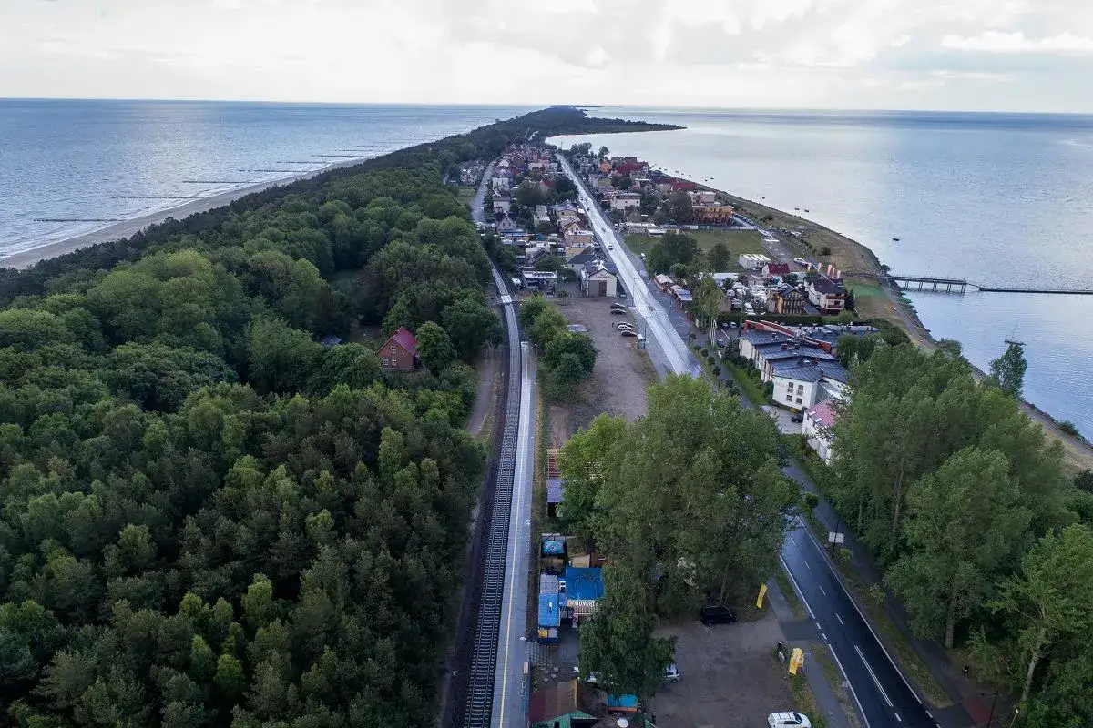 pociąg na p&oacute;łwyspie helskim widoki
