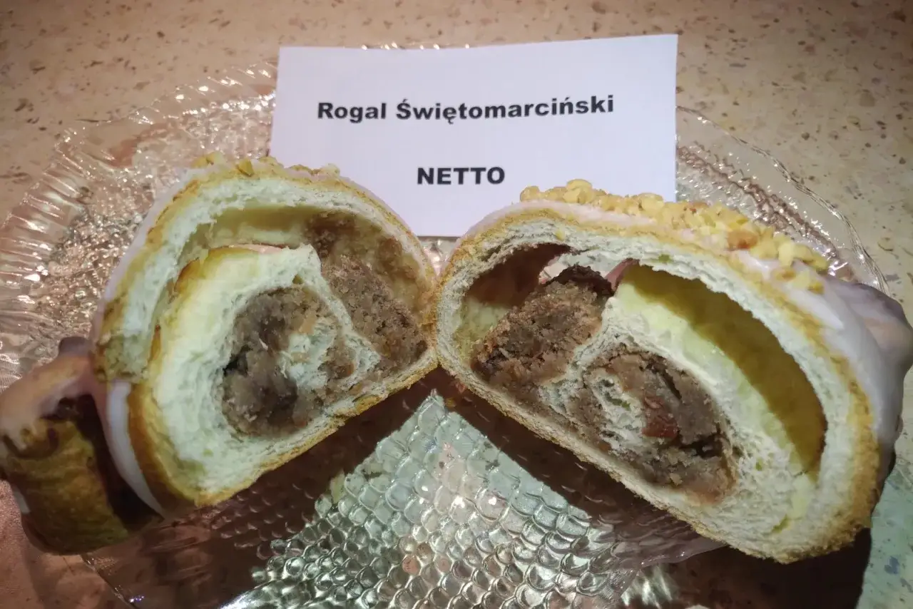 Rogale świętomarcińskie kiedy? Ten pyszny, przekrojony rogal z nadzieniem z białego maku, orzechów i bakalii, polany lukrem i posypany orzeszkami, czeka na 11 listopada.