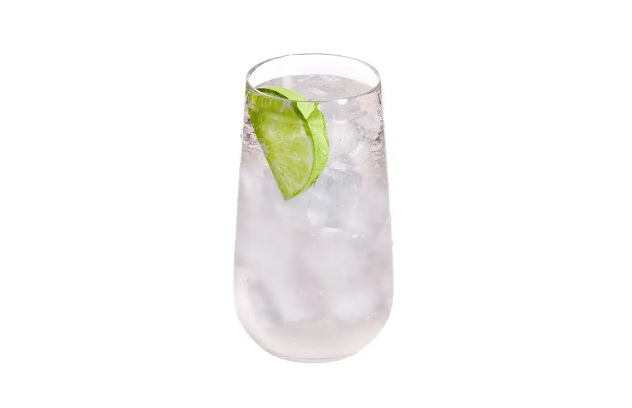 Orzeźwiająca wódka z wodą gazowaną, lodem i plasterkiem limonki. Idealna na upalne dni.
