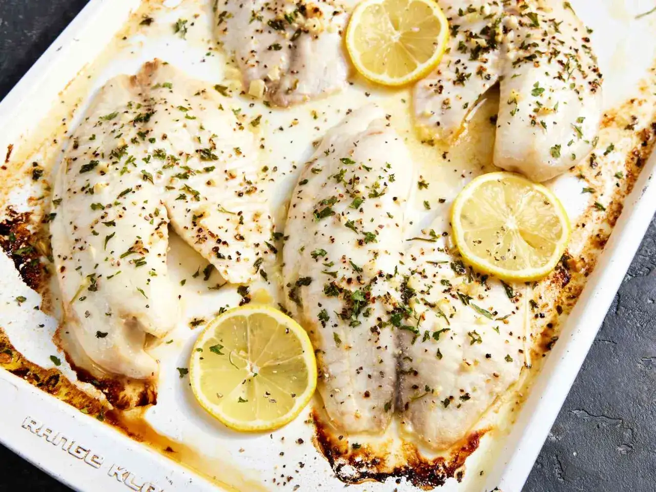 Pieczona tilapia, delikatna ryba z cytryną i ziołami, idealna na szybki obiad.