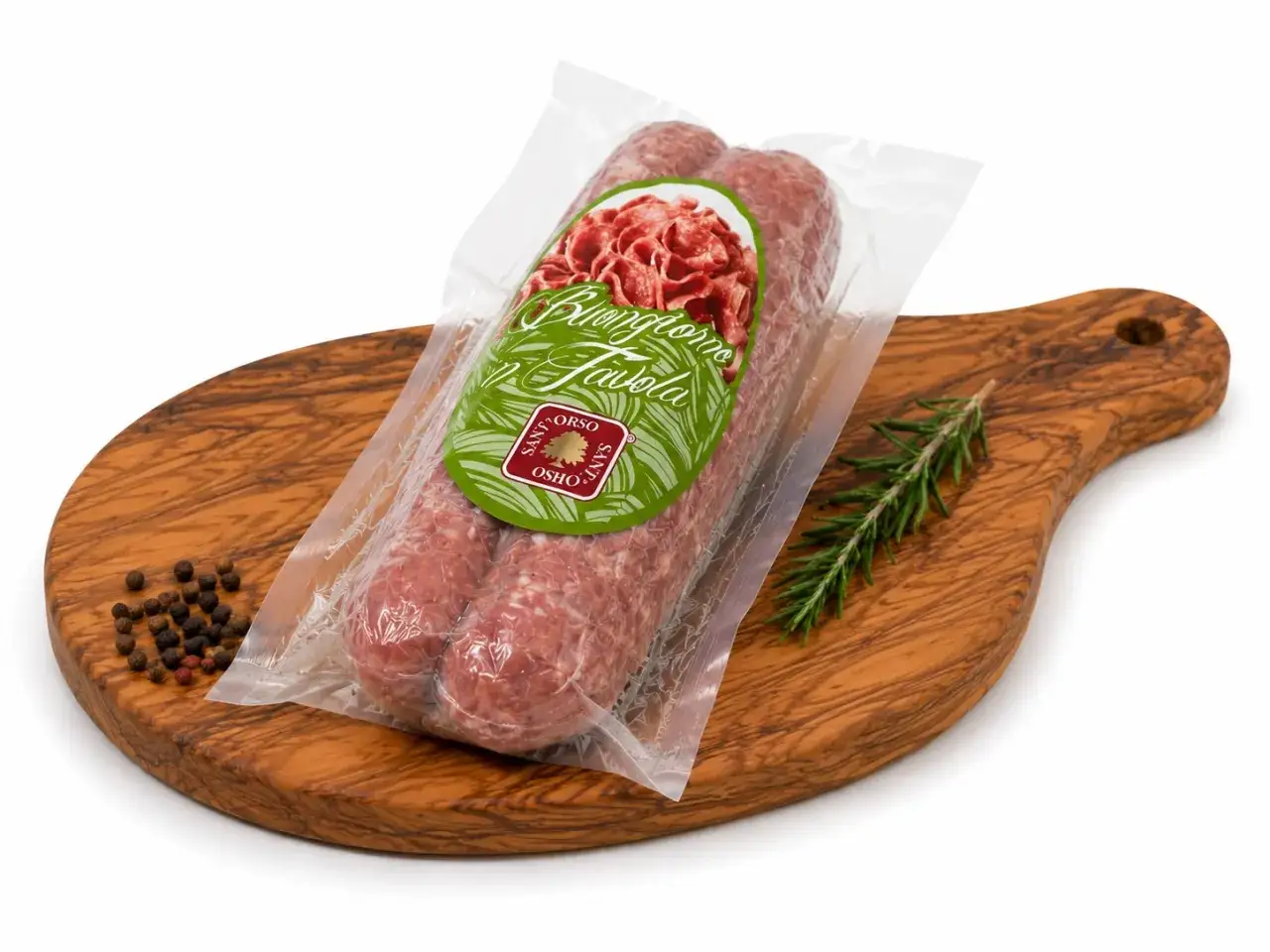 Salsiccia co to? Pakowane kiełbaski na desce z oliwnego drewna, obok gałązka rozmarynu i ziarna pieprzu.