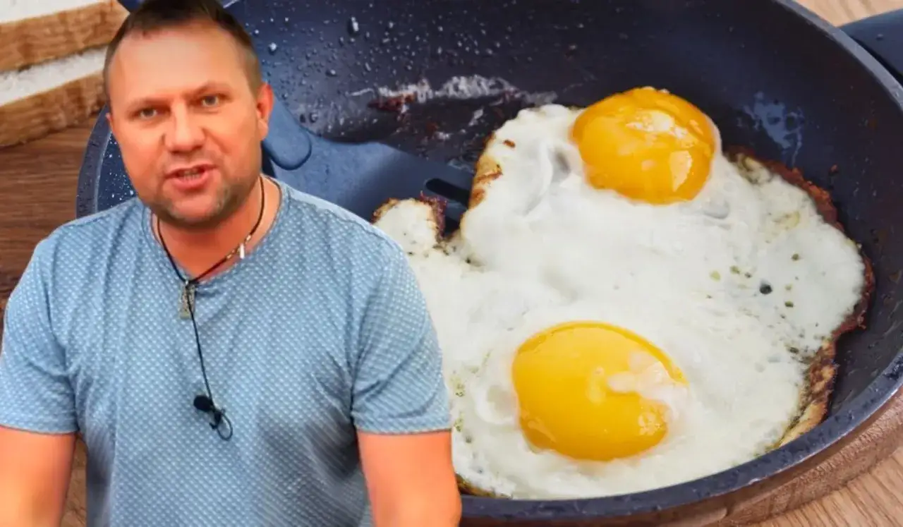 Mężczyzna prezentuje idealne jajko sadzone na patelni.